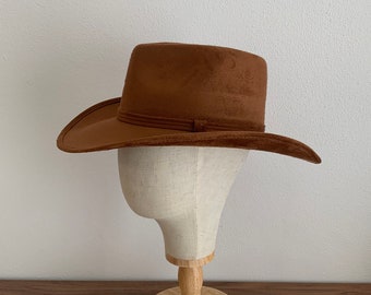 Fedora en daim végétalien à bord large | Chapeau d'éleveur en forme de larme - STRELITZIEN I