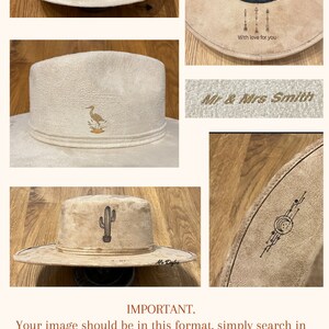 Peut inclure: Une collection de chapeaux personnalis&eacute;s avec diff&eacute;rents motifs, dont un cactus, un oiseau, une lune, une fleur et un panneau de mariage. Les chapeaux sont en mati&egrave;re beige clair et ont une large bordure. Le texte "Serena Hals" est visible sur l'image.