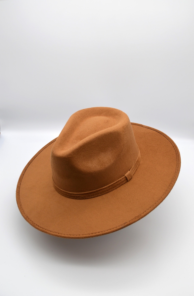 Peut inclure: Un chapeau fedora en feutre marron &agrave; large bord.