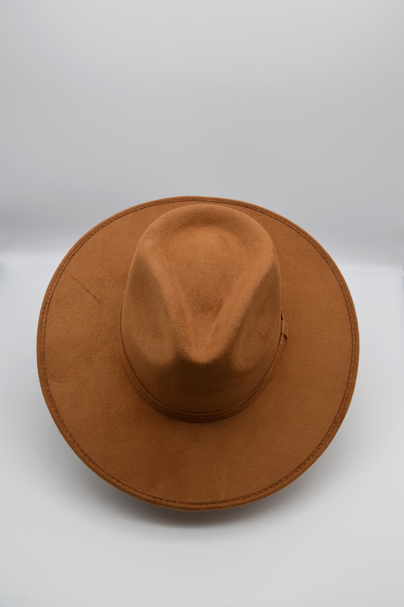 Peut inclure: Un chapeau fedora marron &agrave; large bord et &agrave; calotte l&eacute;g&egrave;rement enfonc&eacute;e.