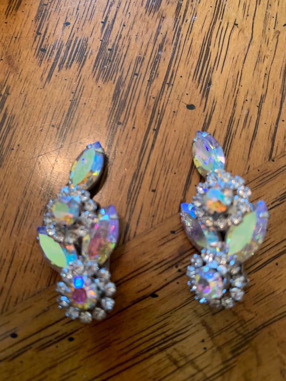 Weiss Rhinestone clip on earrings