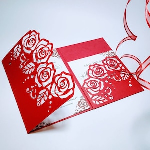 Invito a nozze con rose tagliate al laser in formato SVG 5x7, biglietto a tre ante, file di taglio Cricut, file Silhouette Cameo, arabeschi, design di rose, invito di lusso