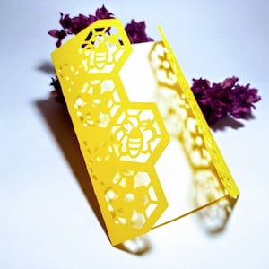 FILE SVG Cricut Bee Card, biglietto d'auguri con taglio laser, biglietto pieghevole, api, festa di compleanno, invito a forma di alveare, Silhouette Cameo, decorazione primaverile, nido d'ape, amante delle api