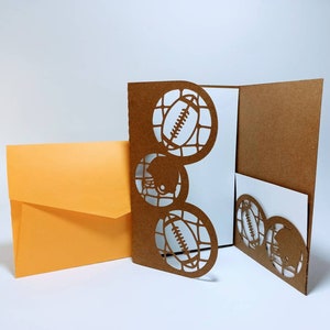 Modelo SVG Arquivo de corte Cartão de bolso dobrável em três partes Tema de futebol Convite para festa de aniversário de menino Jogador Cricut Silhueta de amante de campo Cameo Corte a laser