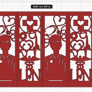 Puede incluir: Diseño rojo cortado con láser que presenta la silueta de una enfermera, un estetoscopio, un caduceo y las letras "LPN". El diseño incluye corazones, una cruz con un corazón y una línea de ECG. Las dimensiones son 26,85 cm por 19,66 cm.