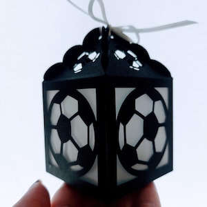 Archivos de corte SVG Caja de regalo de feliz cumpleaños para amantes del fútbol Caja de regalo para niño Archivo de corte Cricut Plantillas láser Silhouette Cameo Jugador de fútbol Recuerdos SVG