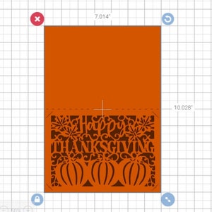 Puede incluir: Tarjeta naranja con un dise&ntilde;o recortado que presenta las palabras "Feliz D&iacute;a de Acci&oacute;n de Gracias" y tres calabazas. La tarjeta mide 17,82 cm por 25,47 cm.
