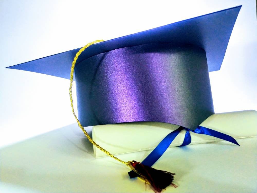 STL file 2023 Graduation Hat Wall Art 🎓・3D printable model to