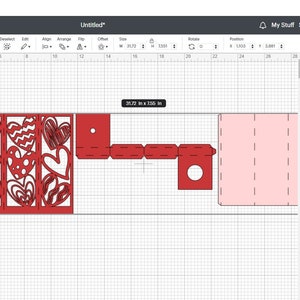 K&ouml;nnte beinhalten: Ein Entwurf f&uuml;r eine rote Papierlaterne mit einem Herzmuster. Der Entwurf wird in einem digitalen Designprogramm mit eingezeichneten Falzlinien angezeigt. Der Entwurf ist 31,72 Zoll breit und 7,55 Zoll hoch.