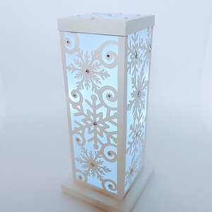 SVG sneeuwvlokken papieren lantaarn middelpunt 3D SVG gesneden bestand sjabloon Winter decor Shadow Box Cricut Silhouette Cameo bestanden bruiloft middelpunt
