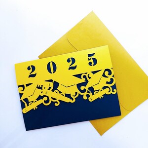 以下が含まれることがあります： 黒で印刷された2025年の黄色いカード。カードは、卒業帽と卒業証書のカットアウトデザインが施された青い背景になっています。