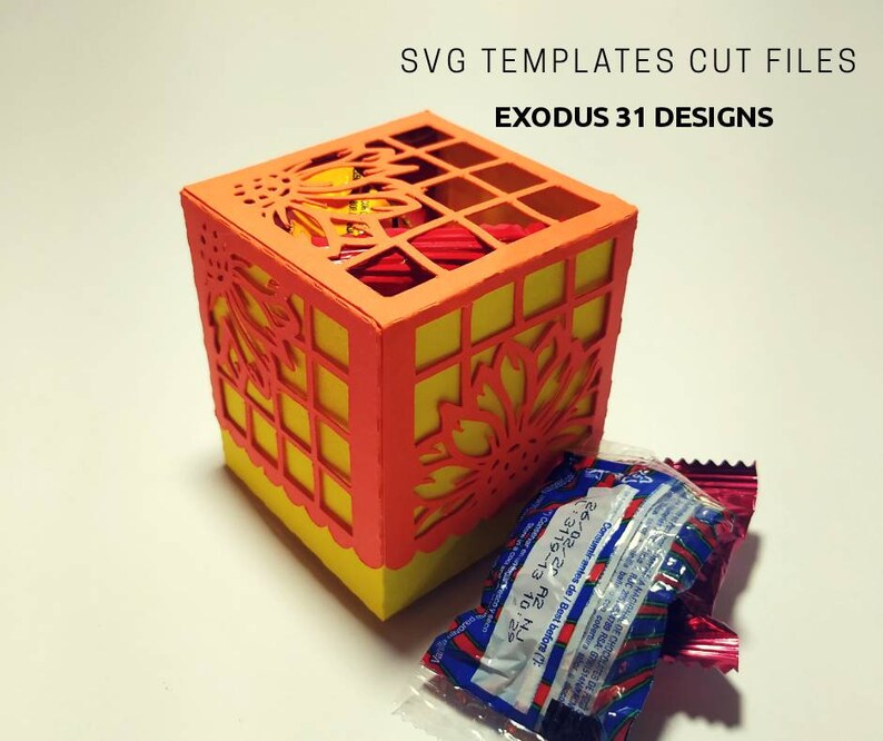 Puede incluir: Una caja de papel de color naranja y amarillo brillante con un dise&ntilde;o de flores recortado. La caja est&aacute; llena de peque&ntilde;os caramelos rojos y amarillos. El texto "SVG TEMPLATES CUT FILES EXODUS 31 DESIGNS" es visible en la parte superior de la imagen.