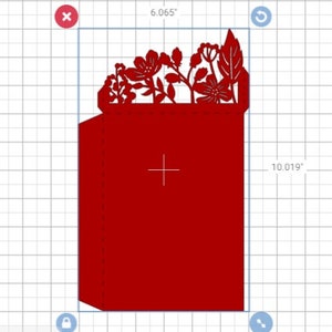 Pu&ograve; includere: Un biglietto rosso con un disegno floreale ritagliato nella parte superiore. Il biglietto misura 15,4 cm per 25,4 cm.