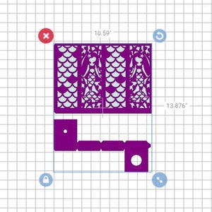 Puede incluir: Dise&ntilde;o de corte l&aacute;ser morado con una sirena con una cola hecha de escamas. El dise&ntilde;o mide aproximadamente 26,9 cm de ancho y 35,2 cm de alto.