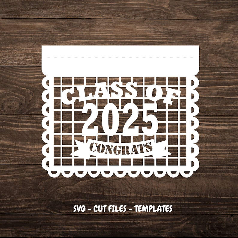 Op de afbeelding: Wit uitgesneden ontwerp voor een afstudeerbanner met de tekst "Class of 2025 Congrats" op een wit lint met een gegolfde rand.