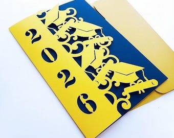 Tarjeta de graduación SVG, anuncio de la clase de 2026, invitación, archivo de corte Cricut, portatarjetas de bolsillo tríptico, plantilla láser de silueta Cameo para estudiantes de último año