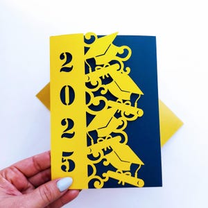 Tarjeta de invitación de graduación SVG Clase de 2025 Archivo de corte Cricut Tarjeta de felicitación de bolsillo tríptico Graduado 2025 Silhouette Cameo Corte láser SVG