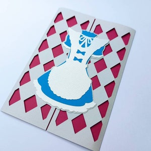 Robe carte SVG Alice au pays des merveilles Invitations SVG fichiers coupés Cricut fichier SVG en couches anniversaire Tea Party Alice robe losange silhouette camée