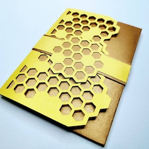 ARQUIVOS de corte SVG Cartão de bolso dobrável em três partes Favo de mel Abelhas Festa temática de aniversário Cricut Beehive Convite Silhueta Cameo DIY Corte a laser Decoração de primavera