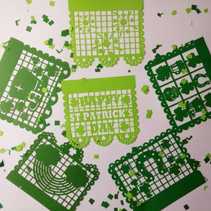 Puede incluir: Seis pancartas de papel verde con recortes temáticos del Día de San Patricio. Las pancartas presentan tréboles, un sombrero de duende, una olla de oro, una herradura y el texto "Feliz Día de San Patricio".