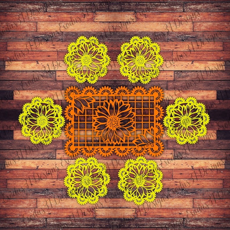 Puede incluir: Cinco servilletas de papel amarillas con un dise&ntilde;o de girasol. Una servilleta de papel naranja m&aacute;s grande con un dise&ntilde;o de girasol est&aacute; en el centro. Las servilletas est&aacute;n sobre un fondo de madera.
