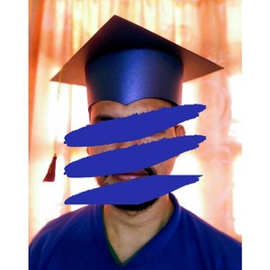 Puede incluir: Una persona con una gorra y una bata de graduaci&oacute;n azules. La cara de la persona est&aacute; borrosa.