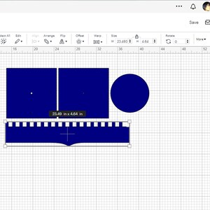 Puede incluir: Un dise&ntilde;o para un gorro de graduaci&oacute;n, mostrado en un programa de dise&ntilde;o digital. El gorro es azul y tiene un borl&oacute;n. El dise&ntilde;o tiene 59,6 cm de ancho y 11,8 cm de alto.