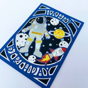 Fichier SVG astronaute espace univers carte de dossier SVG en couches joyeux anniversaire garçon anniversaire fille carte astronaute SVG découpé au laser silhouette camée svg