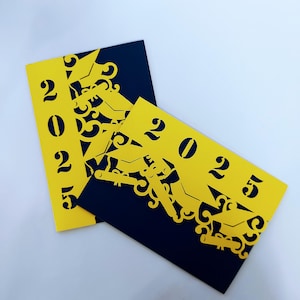 Juego de dos tarjetas de invitación de graduación SVG de 5 x 7 en formato horizontal y vertical, clase de 2025, archivo de corte Cricut, tarjeta de felicitación de bolsillo plegable en tres dimensiones, para personas mayores de 2025, SVG