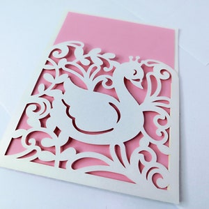 Swan Card SVG Invito Baby Shower modello di biglietto di battesimo del cigno File di taglio Cricut Taglio laser Silhouette Cameo Festa di rivelazione del sesso