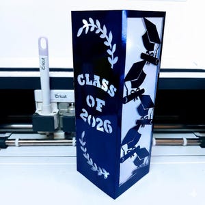 Plantilla de linterna SVG de la Clase 2026, Centro de mesa de graduación (Descarga digital) Archivo de corte 3D Decoración de mesa para fiesta de graduación de 2026 Silueta Cameo