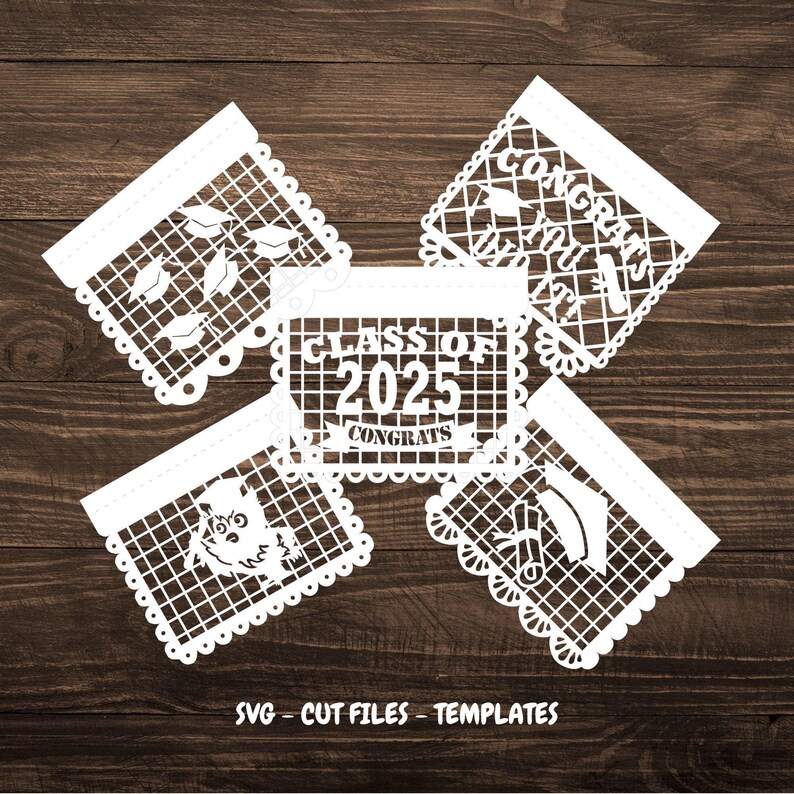 Op de afbeelding: Vijf witte papieren banners met een snijpatroon met afstudeerthema's. De banners bevatten afstudeerhoeden, de tekst "Class of 2025", "Congrats" en "Congrats You Did It!" De banners zijn op een houten achtergrond.
