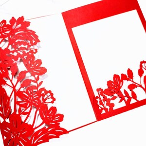 Pu&ograve; includere: Carta rossa tagliata al laser con un motivo floreale. La carta &egrave; piegata a met&agrave; e ha uno spazio vuoto al centro per scrivere.