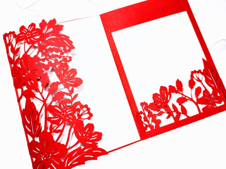 Pu&ograve; includere: Carta rossa tagliata al laser con un motivo floreale. La carta &egrave; piegata a met&agrave; e ha uno spazio vuoto al centro per scrivere.