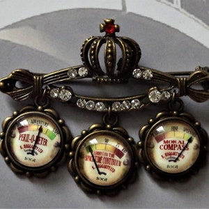 Timetravellers Broche avec couronne et imitations de strass | Épingle de sûreté steampunk (jauges de style vintage)