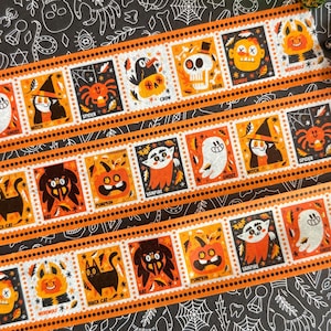 Puede incluir: Una cinta decorativa washi con un patr&oacute;n repetitivo de ilustraciones tem&aacute;ticas de Halloween en naranja, negro y blanco. El dise&ntilde;o incluye personajes de dibujos animados como fantasmas, calabazas, murci&eacute;lagos, ara&ntilde;as, brujas y calaveras.