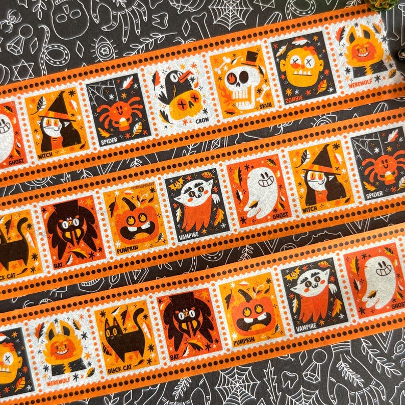 Puede incluir: Una cinta decorativa washi con un patr&oacute;n repetitivo de ilustraciones tem&aacute;ticas de Halloween en naranja, negro y blanco. El dise&ntilde;o incluye personajes de dibujos animados como fantasmas, calabazas, murci&eacute;lagos, ara&ntilde;as, brujas y calaveras.