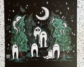 Könnte beinhalten: Eine digitale Illustration einer Gruppe weißer Geister mit lächelnden Gesichtern, die nachts in einem dunkelgrünen Wald stehen. Der Mond ist halbmondförmig und es gibt Sterne am Himmel.