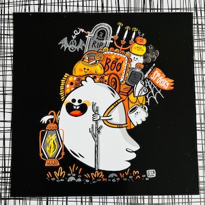 Puede incluir: Ilustración con temática de Halloween sobre un fondo negro. Un personaje fantasma blanco lleva una linterna y un bastón, con una colección de objetos espeluznantes en su espalda, incluyendo una lápida, calabazas y una pancarta que dice "Spooky".