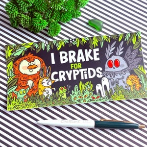 Pegatina para parachoques "Freno por los críptidos" / Pegatina de críptidos / Arte de Mothman / Pegatina de vinilo para coche / Arte original de Lydia Jean Art