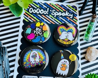 Spöklik Pride-spökknapp eller magnetset - Halloween-regnbågskonst