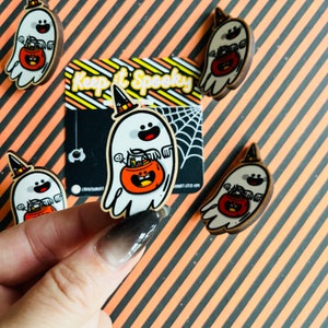 Truco o trato Ghostie Pin de solapa de madera / Brocha para amantes de Halloween / Pines de Halloween