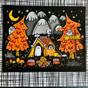 Puede incluir: Una ilustración en blanco y negro de un campamento espeluznante con una tienda de campaña, una fogata, dos árboles y un cartel que dice "Camp Spooky".