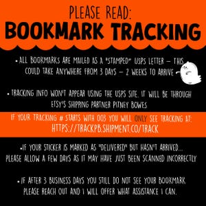 以下が含まれることがあります： 「PLEASE READ: BOOKMARK TRACKING」のテキストが入った黒とオレンジのグラフィック。ブックマークの発送、追跡、配達に関する情報が含まれています。小さな白い幽霊のイラストが右上隅にあります。