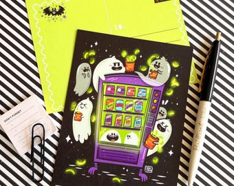 Puede incluir: Ilustración de Halloween con fantasmas alrededor de una máquina expendedora. La obra de arte está sobre un fondo negro con una postal verde neón y un bolígrafo. También hay un pequeño bloc de notas con un clip.
