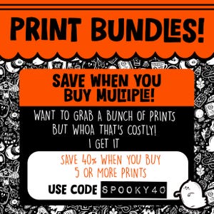 K&ouml;nnte beinhalten: Orange-schwarze Grafik mit dem Text "PRINT BUNDLES!" und "SAVE WHEN YOU BUY MULTIPLE!"  Eine Illustration zum Thema Halloween mit einem Geist und dem Text "WANT TO GRAB A BUNCH OF PRINTS BUT WHOA THAT'S COSTLY! I GET IT SAVE 40% WHEN YOU BUY 5 OR MORE PRINTS USE CODE SPOOKY40"