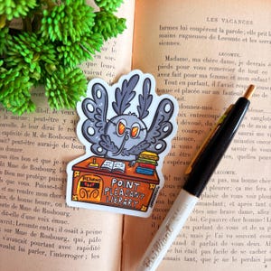 Op de afbeelding: Een witte keramische mok met een zwarte handgreep en de tekst "But First, Coffee" in handschriftstijl. De mok staat op een wit oppervlak. De mok is 10 cm hoog.