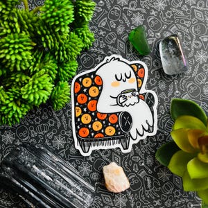 Naklejka COZY GHOST, naklejka winylowa, naklejka na Halloween, urocze Halloween, upiorna, słodka naklejka, prezent na Halloween, sztuka na Halloween, duch na kanapie