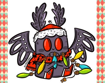 Könnte beinhalten: Eine Cartoon-Illustration eines schwarzen Nachtfalters, der einen rot-weißen Weihnachtsmann-Hut und einen Schal trägt. Der Nachtfalter hält bunte Glühbirnen in seinen Flügeln. Die Illustration befindet sich auf einem weißen Hintergrund mit einem roten und weißen geometrischen Muster als Rahmen.