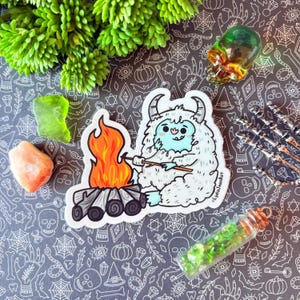 Niedlicher Yeti-Vinyl-Aufkleber | Camping Aufkleber: Original Art By Lydia Jean